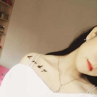 2018快手半身头像女生性感衬衫锁骨 话卡在喉咙里进退两难